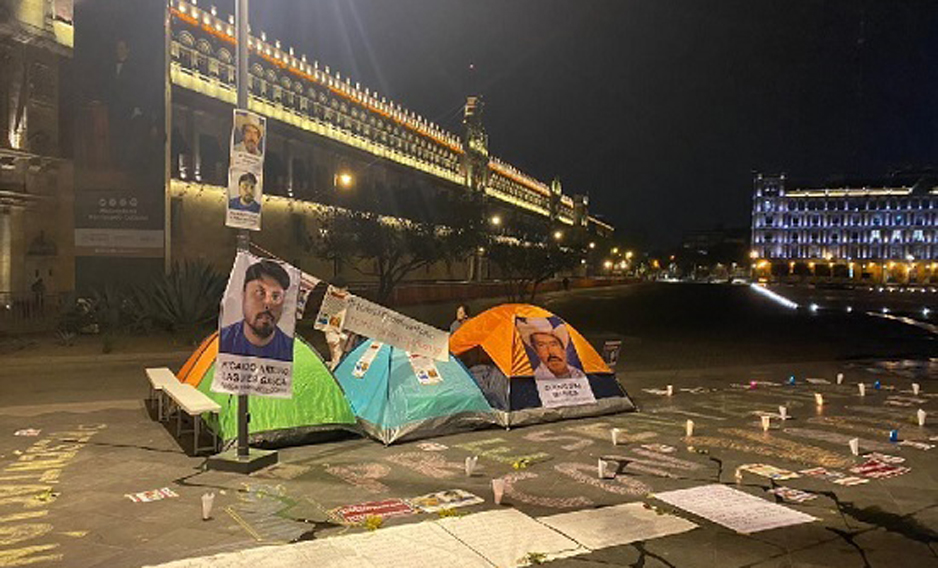 Plantón en el Zócalo de la Ciudad de México por los 2 desaparecidos | El Noticiero de Manzanillo