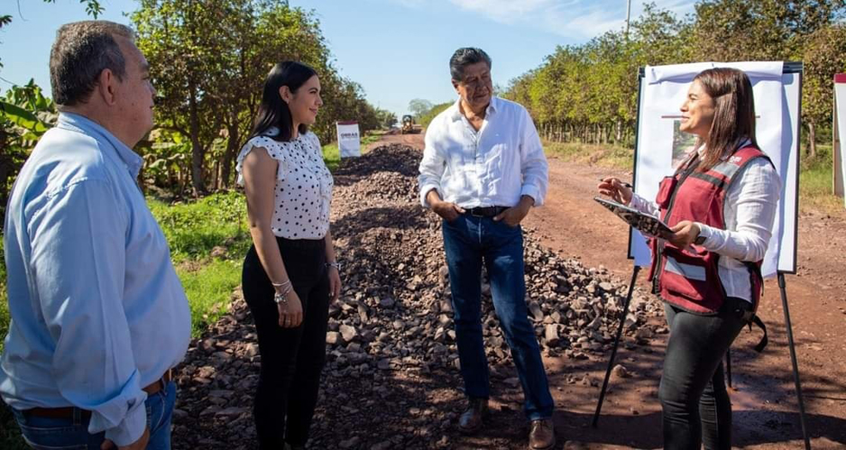 Indira entregó retroexcavadora a agricultores de Tecuanillo | El Noticiero de Manzanillo