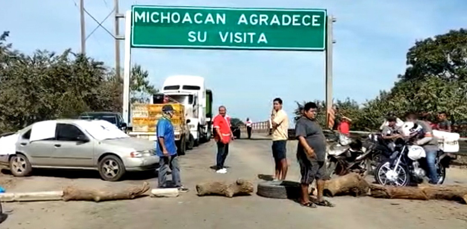 Quitan bloqueo carretero en límites de Michoacán con Colima | El Noticiero de Manzanillo