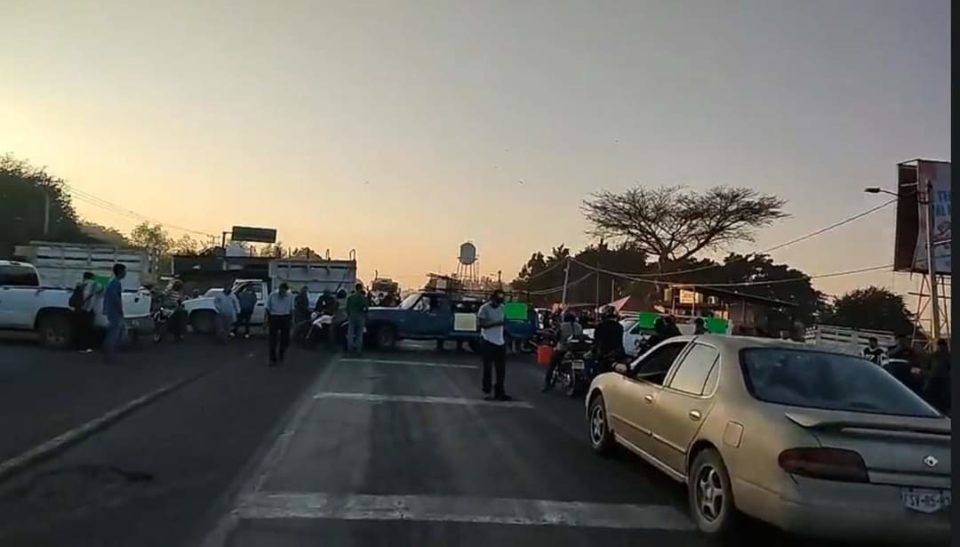 Ciudadanos bloquean accesos en Tecomán; protestan por supuestos abusos de PEP | AFmedios .