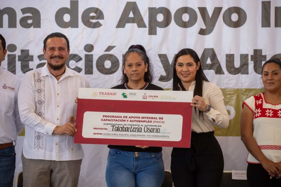 Gobernadora entrega equipo y herramientas a 41 personas emprendedoras de Colima