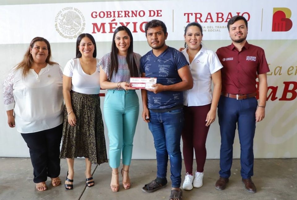 Gobernadora participa en entrega de tarjetas bancarias de Jóvenes Construyendo el Futuro en Armería y Manzanillo