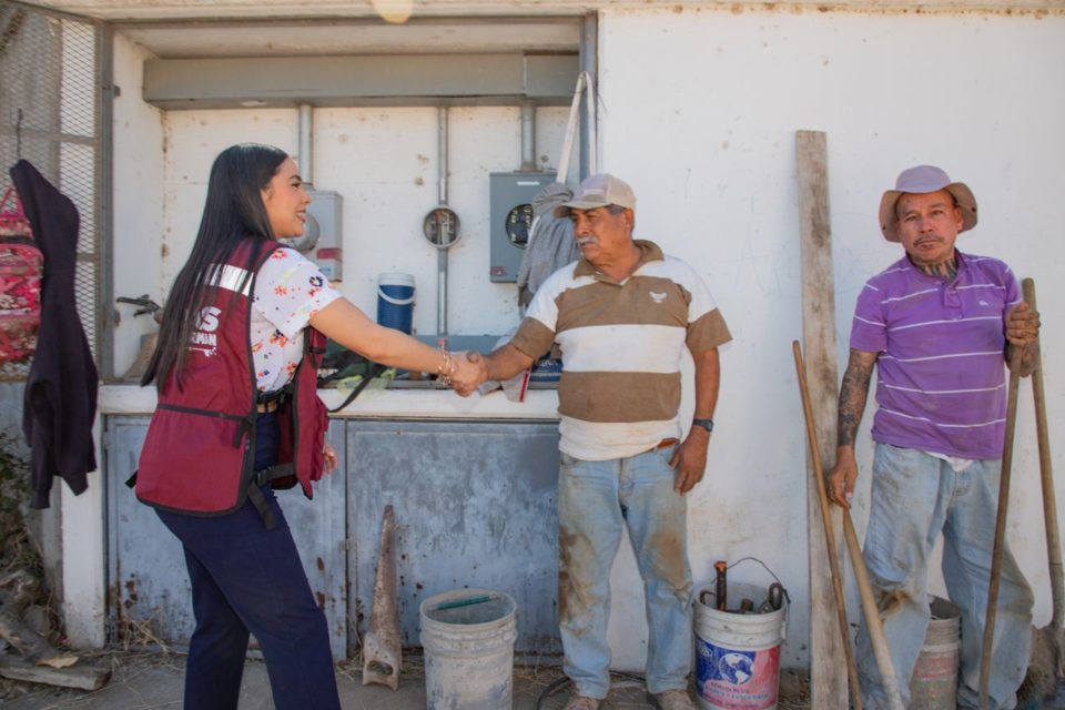 Gobernadora supervisa avance de obras en Coquimatlán: mejoras al centro de salud y huellas de rodamiento en calles