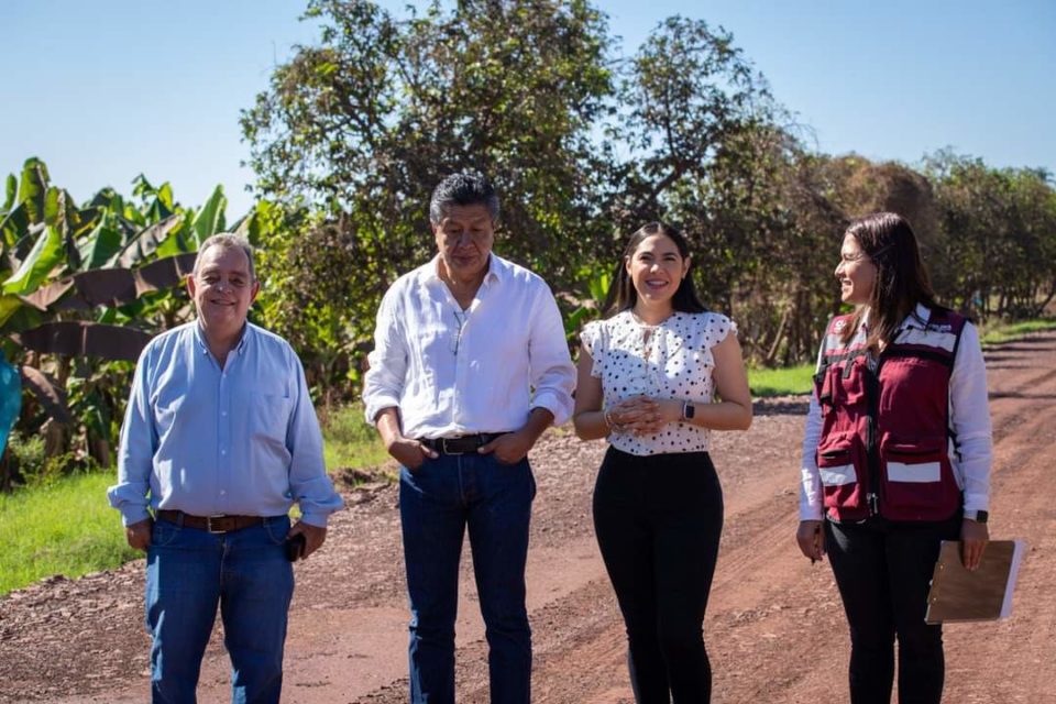 Gobernadora supervisó camino sacacosechas en Cofradía de Morelos y entregó retroexcavadora a agricultores de Tecuanillo