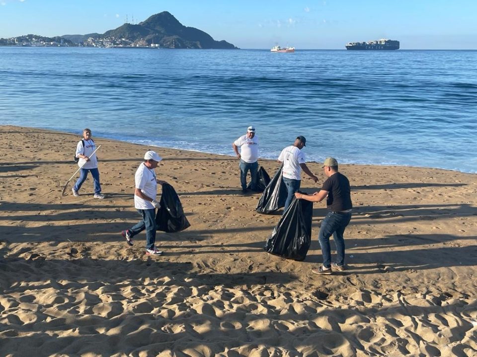 Gobierno de Colima cumple con dejar playas limpias tras celebración de 'Manzanillo se Ilumina'