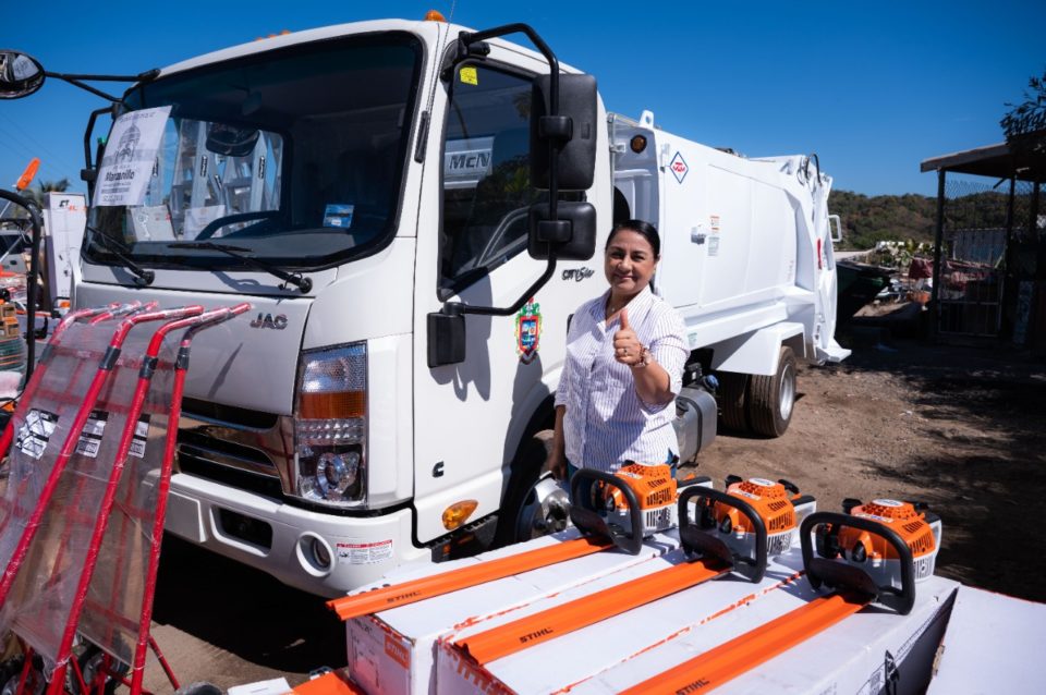 Griselda Martínez entrega nuevo camión compactador y herramientas para prestar mejores servicios públicos
