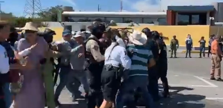 Impiden bloqueo del libramiento por manifestantes | El Noticiero de Manzanillo