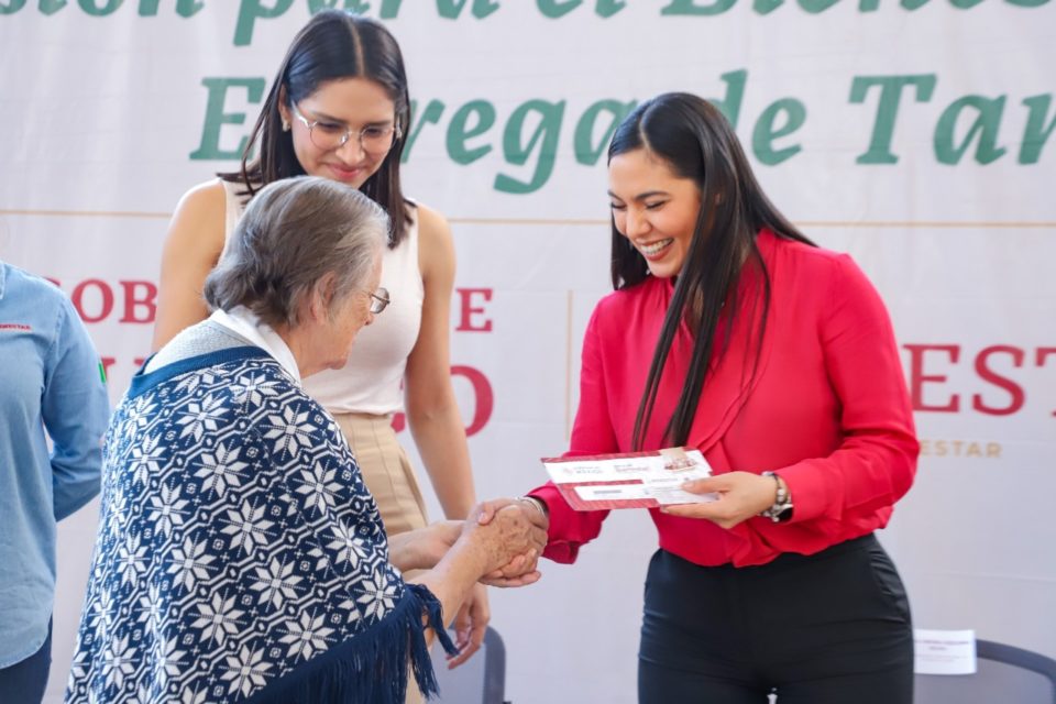 Indira acompaña entrega de 310 tarjetas bancarias de la Pensión para Personas Adultas Mayores y 114 del programa JCF