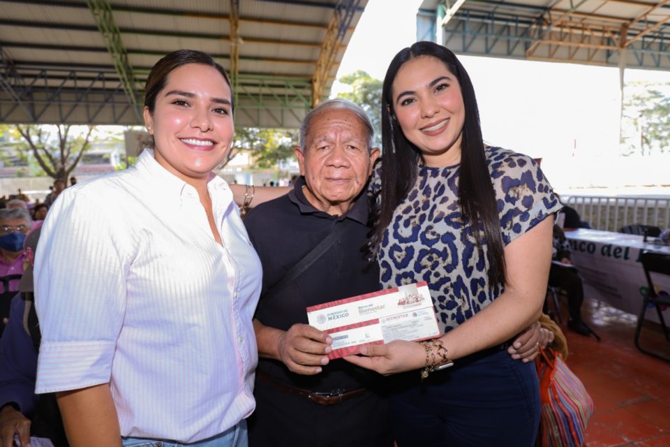 Indira acude a entrega de tarjetas bancarias de la Pensión para Personas Adultas Mayores, en Villa de Álvarez