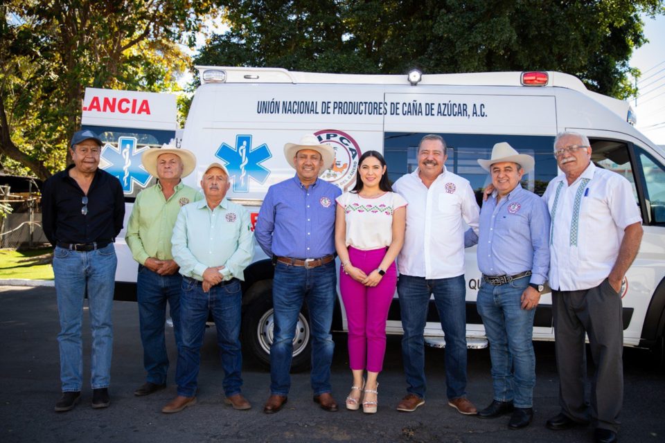 Indira entrega ambulancia a Unión de Productores de Caña, de Quesería