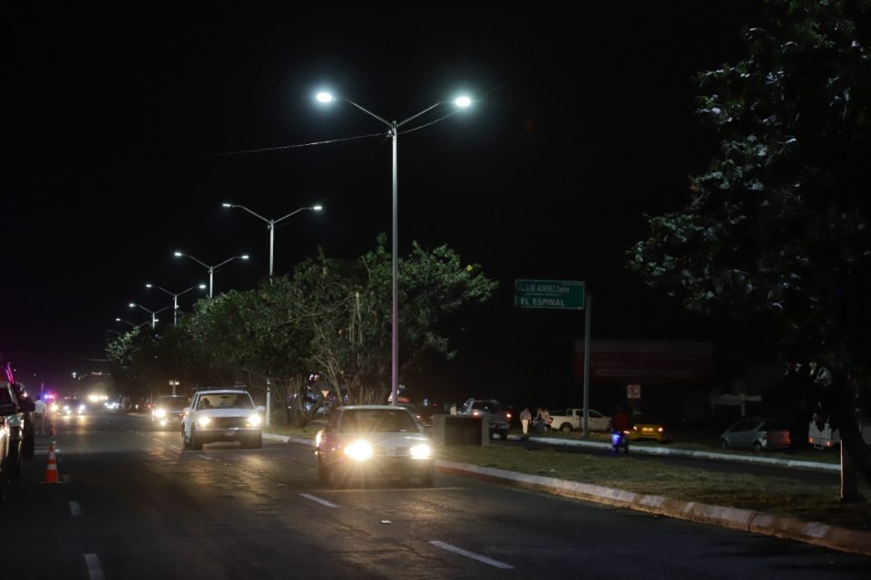 Indira participa en encendido de la red de alumbrado público en el libramiento Griselda Álvarez