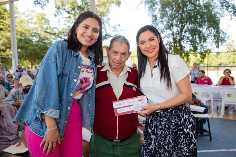 Indira participó en entrega de tarjetas bancarias de la Pensión para Personas Adultas Mayores, en Manzanillo | AFmedios .