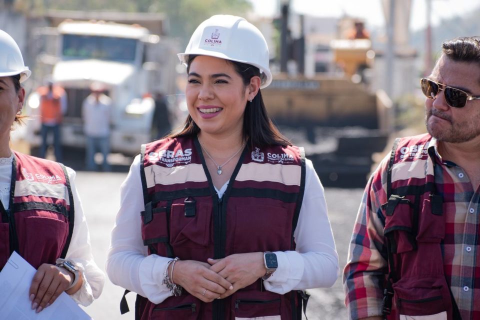 Indira supervisa en Manzanillo la obra que transforma la carretera Santiago-Chandiablo-Huizcolote