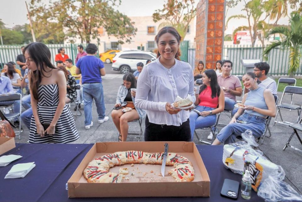 Rector parte rosca de reyes con estudiantes de la FEC