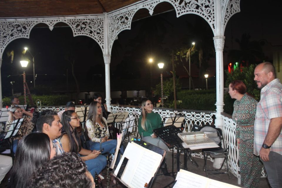 Tey Gutiérrez agradece a Banda Sinfónica de Gobierno del Estado, engalanar el jardín Independencia