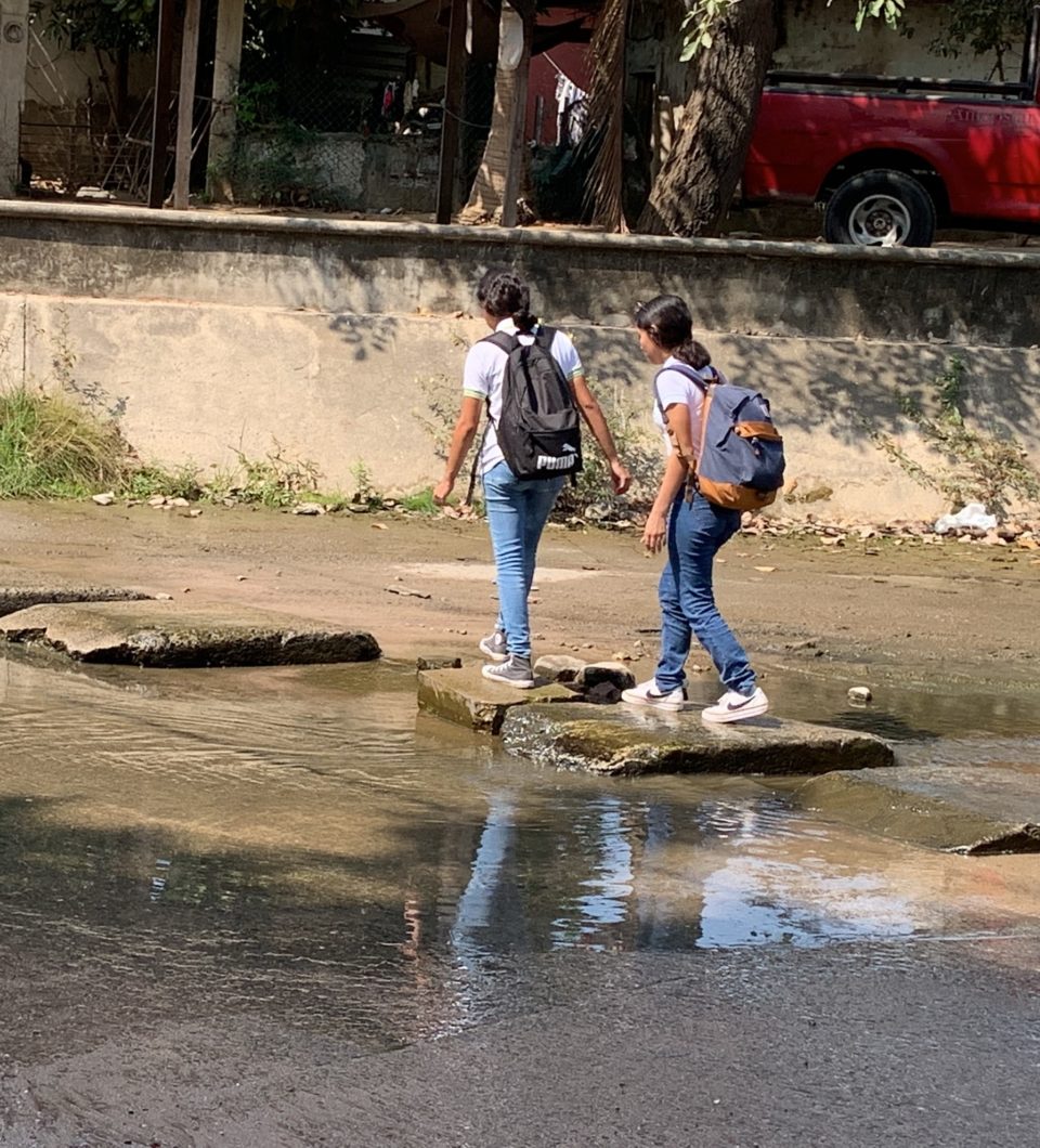 Riesgoso cruce en el arroyo de Santiago | El Noticiero de Manzanillo