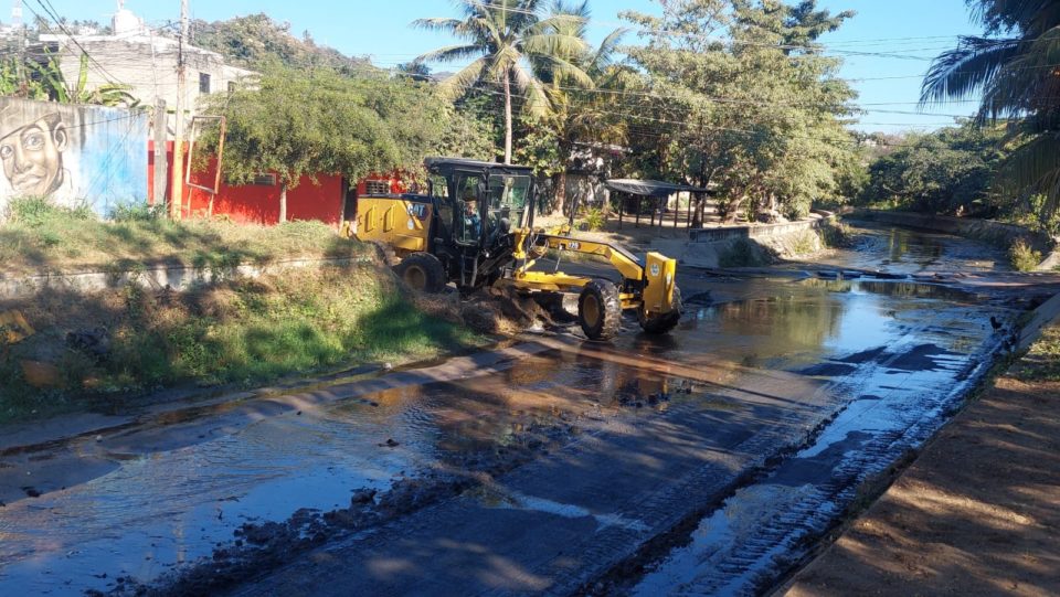Hacen limpieza en el cauce del arroyo Santiago | El Noticiero de Manzanillo