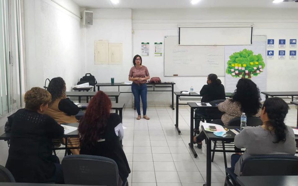 Capacitan en violencia de género y masculinidades a personal universitario