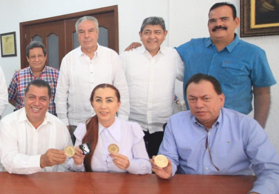 Comité Colima 500 Años entrega a Tey Gutiérrez medallas conmemorativas | El Noticiero de Manzanillo