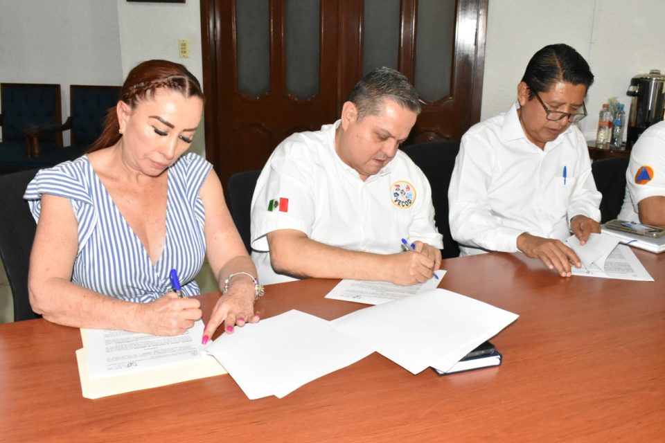 Firma Tey Gutiérrez convenios para fortalecer Protección Civil
