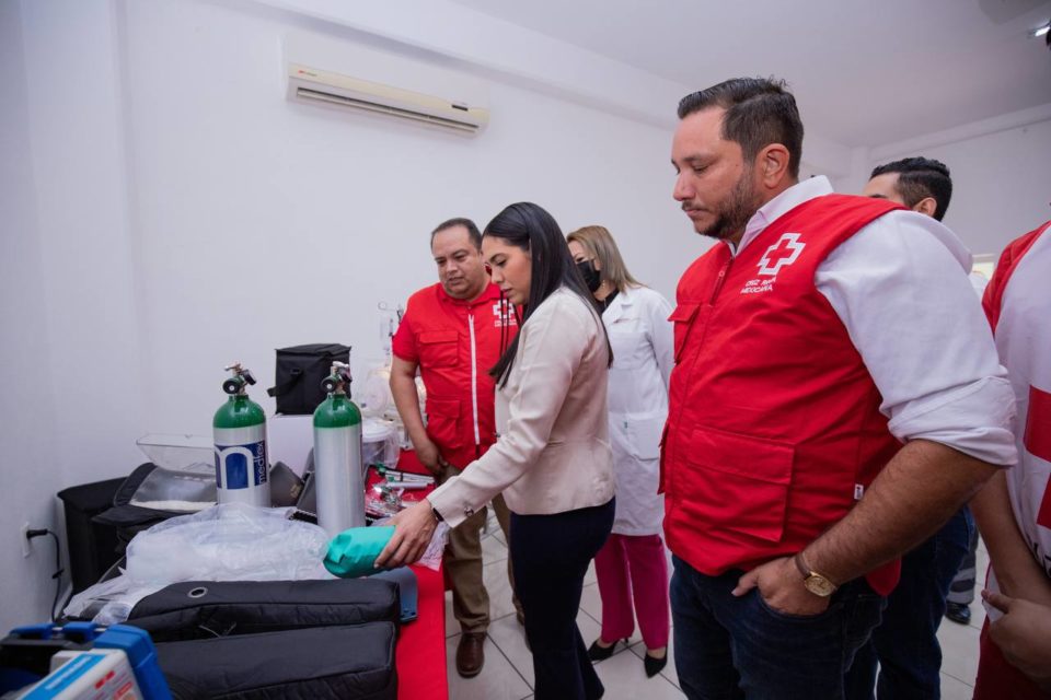 Gobernadora de Colima entrega equipo a Cruz Roja, para mejorar atención a la población