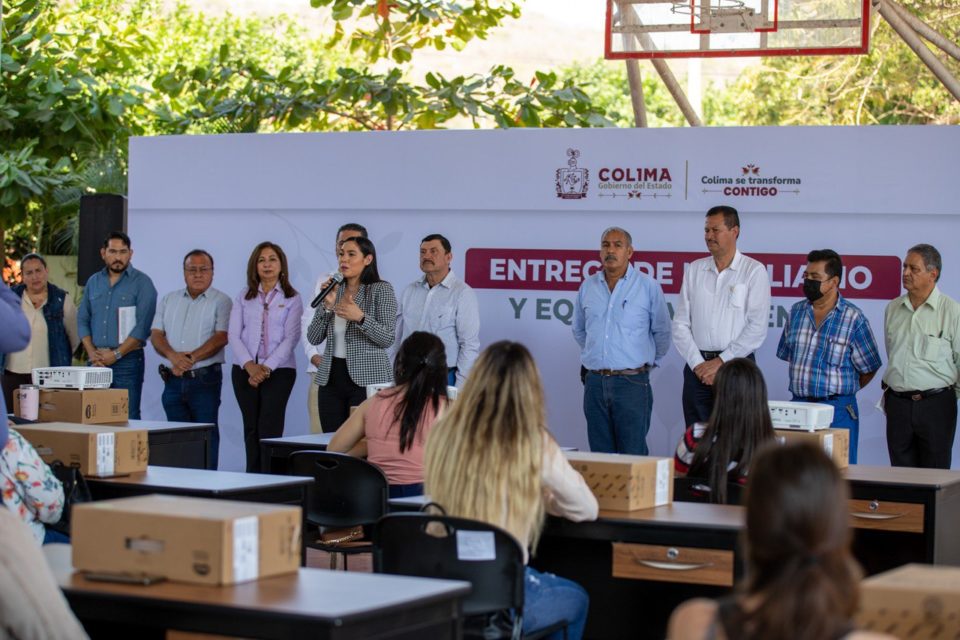 Gobernadora entrega mobiliario nuevo a 17 escuelas de Ixtlahuacán