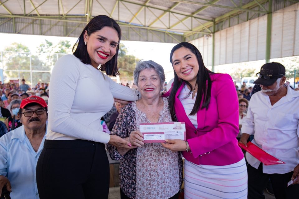 Gobernadora participa en entrega de tarjetas del Banco del Bienestar a 864 personas adultas mayores, en Comala