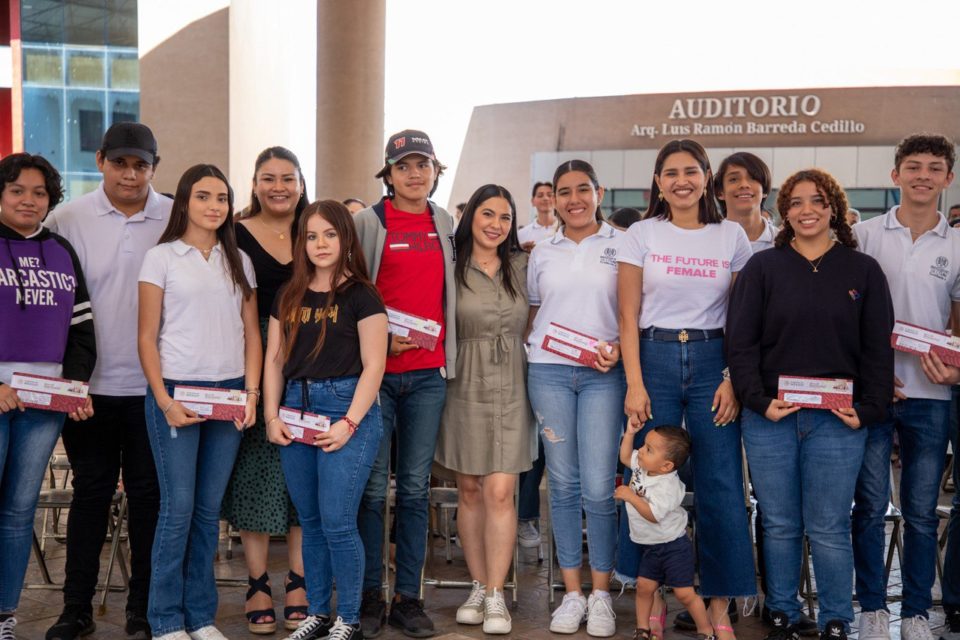 Gobernadora participó en entrega de 1820 tarjetas de Becas Benito Juárez en Colima