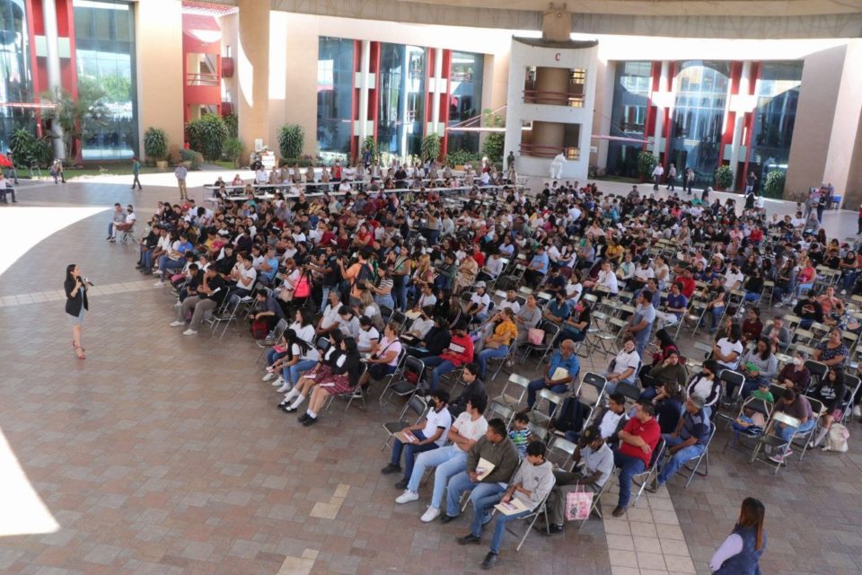 Indira atestigua entrega de tarjetas bancarias de la Beca Benito Juárez a estudiantes de preparatoria