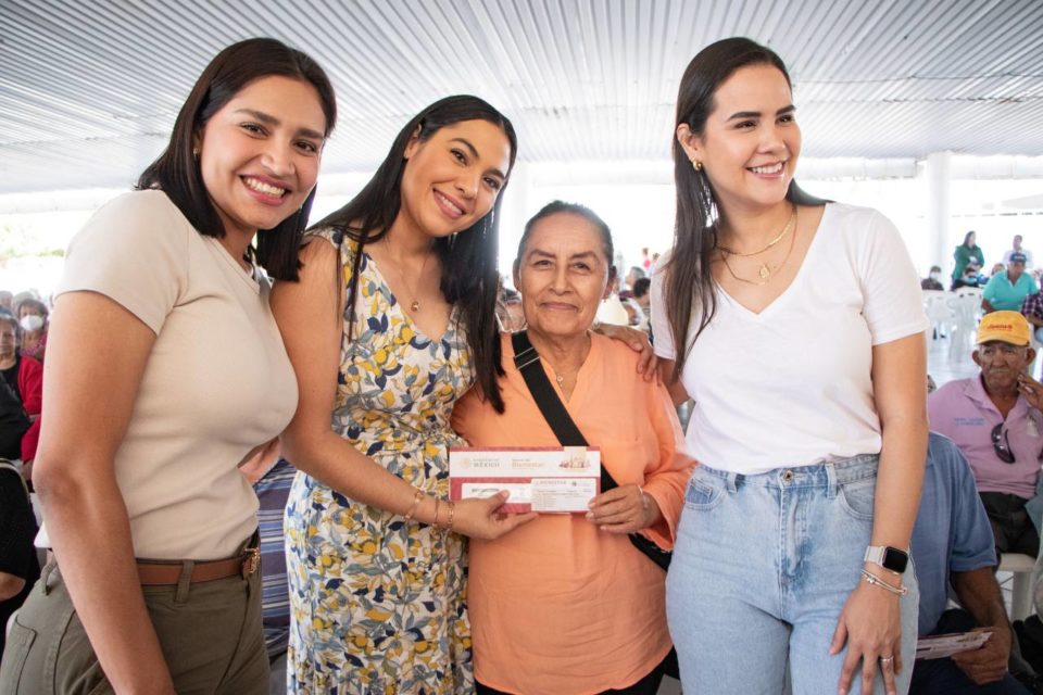 Indira atestiguó entrega de 900 tarjetas de Pensión para el Bienestar de Personas Adultas Mayores, en Manzanillo