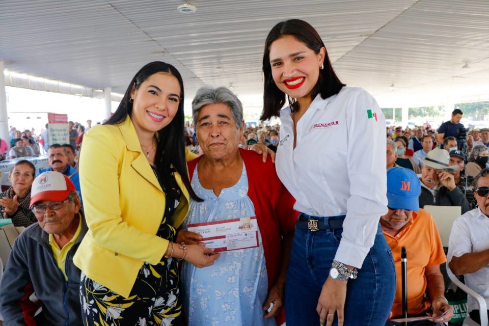 Indira participó en entrega de 900 tarjetas de la Pensión para el Bienestar a Personas Adultas Mayores de Manzanillo
