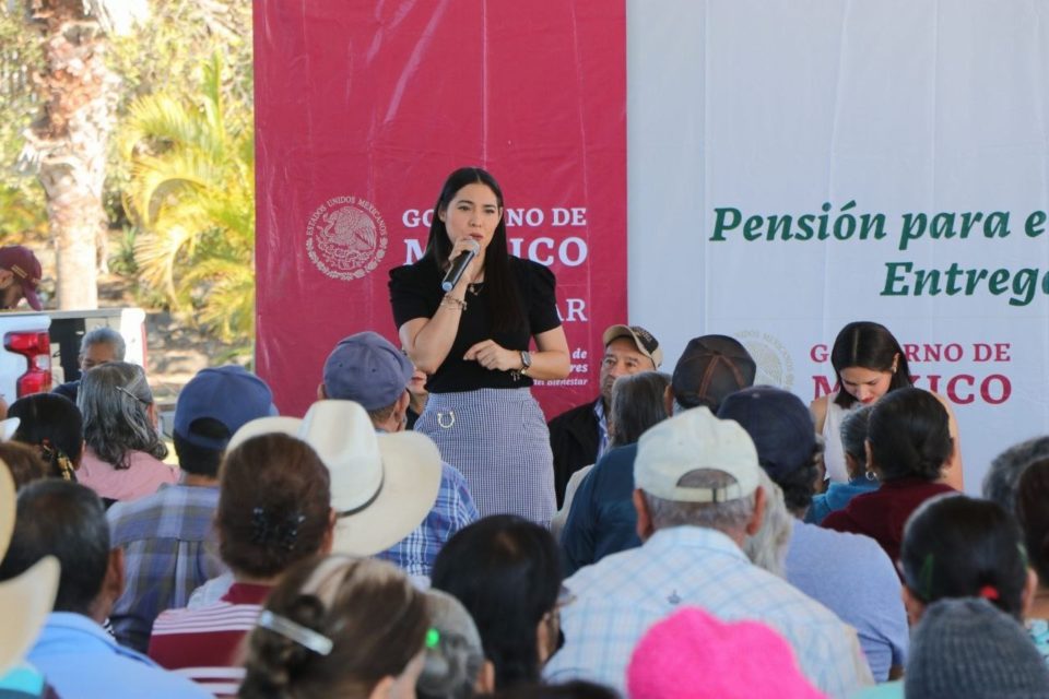 Indira participó en la entrega de 657 tarjetas de la Pensión para el Bienestar de Personas Adultas Mayores, en Quesería