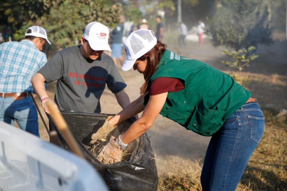 Viri Valencia y vecinos de Colima participan en rescate de espacios públicos