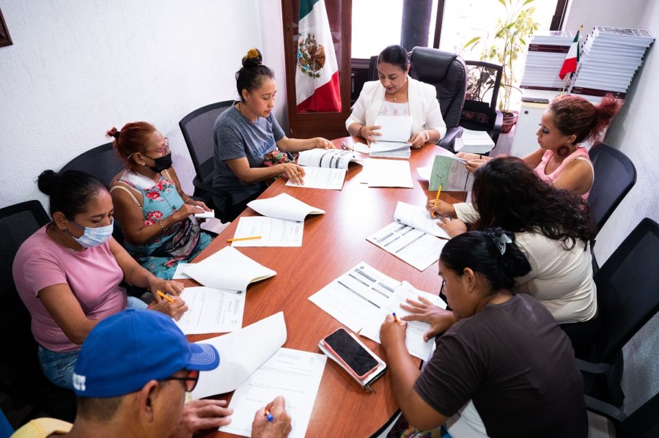 Griselda Martínez entrega apoyos a 49 familias | El Noticiero de Manzanillo