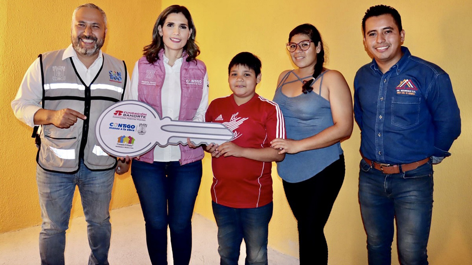 Margarita Moreno entrega 10 cuartos a familias | El Noticiero de Manzanillo