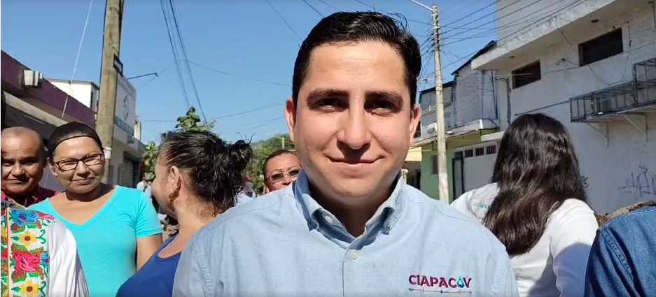 El Director General de CIAPACOV Vladímir Parra supervisando y acompañando a la brigada de drenajes | El Noticiero de Manzanillo