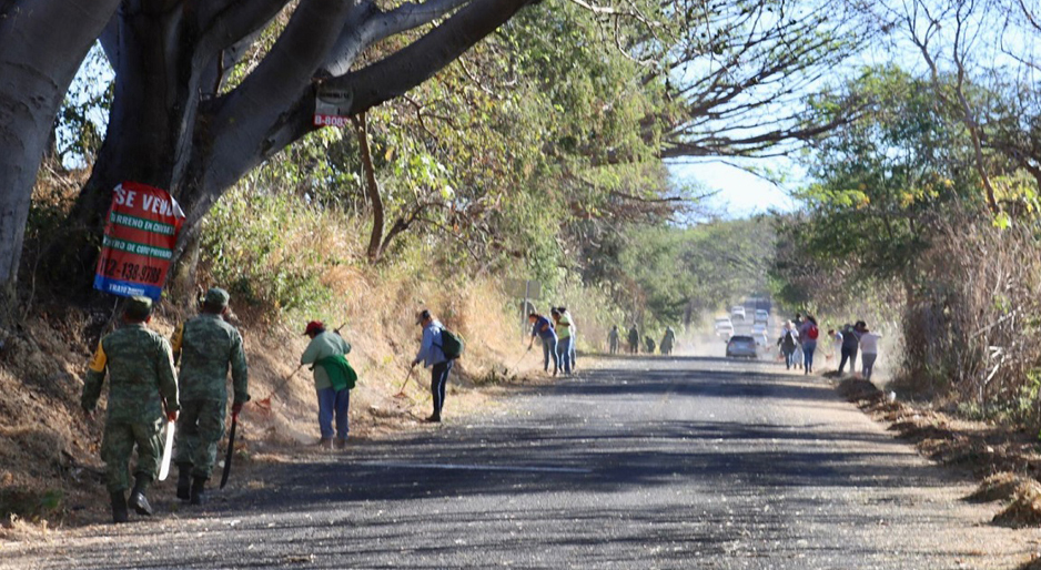 Realizan limpieza de carretera El Chivato-Villa de Álvarez | El Noticiero de Manzanillo