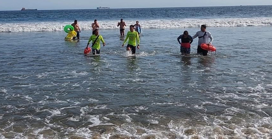 Rescatan a 5 turistas en Playa de Oro | El Noticiero de Manzanillo