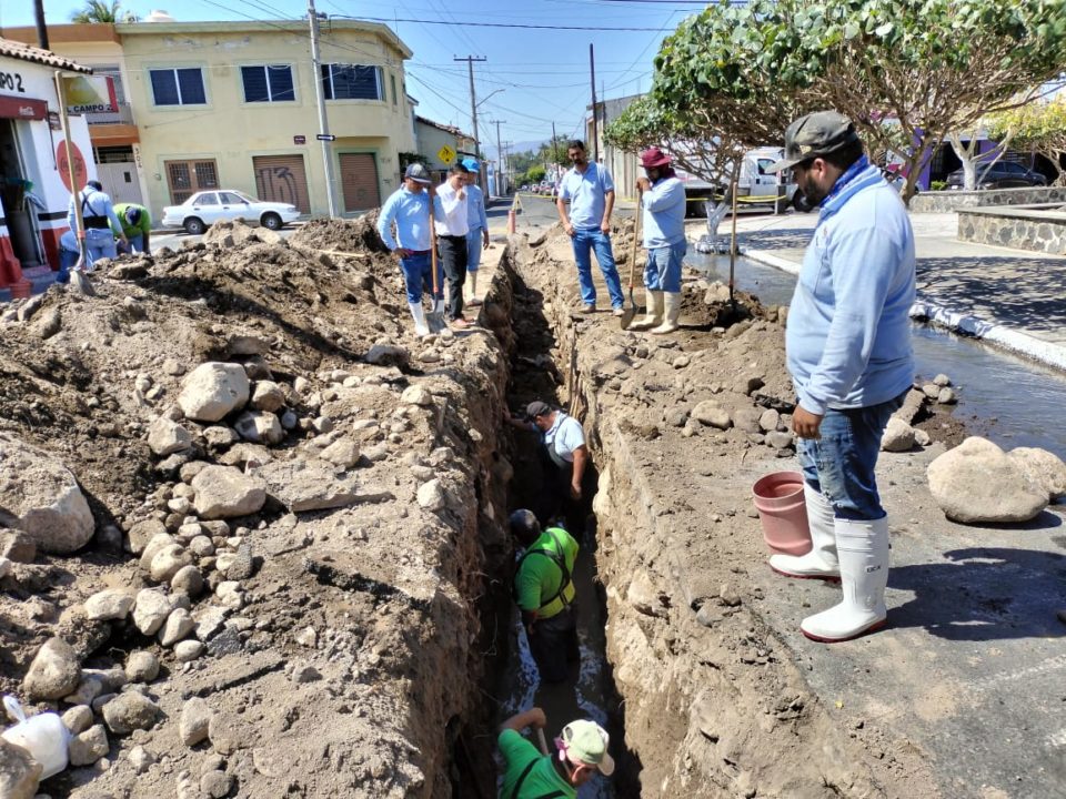 CIAPACOV sustituye 95 m de la red de drenaje de la Colonia Centro en Colima