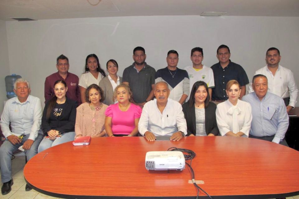 Educación Colima entrega 6 plazas a docentes de Educación Física