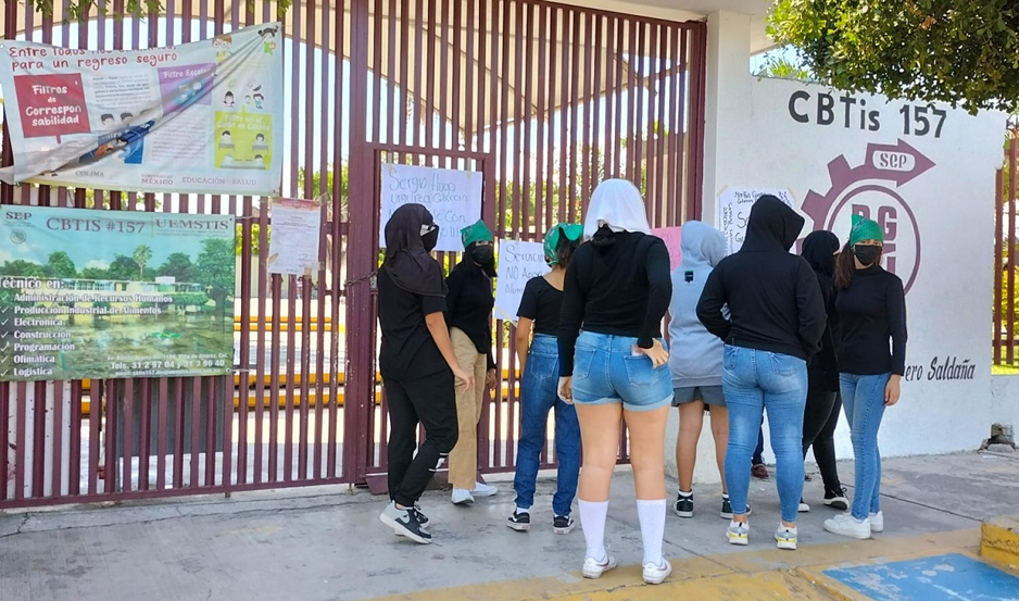 Jovencitas del Cbtis 19 se manifestaron y acusan a maestro de acosador | El Noticiero de Manzanillo