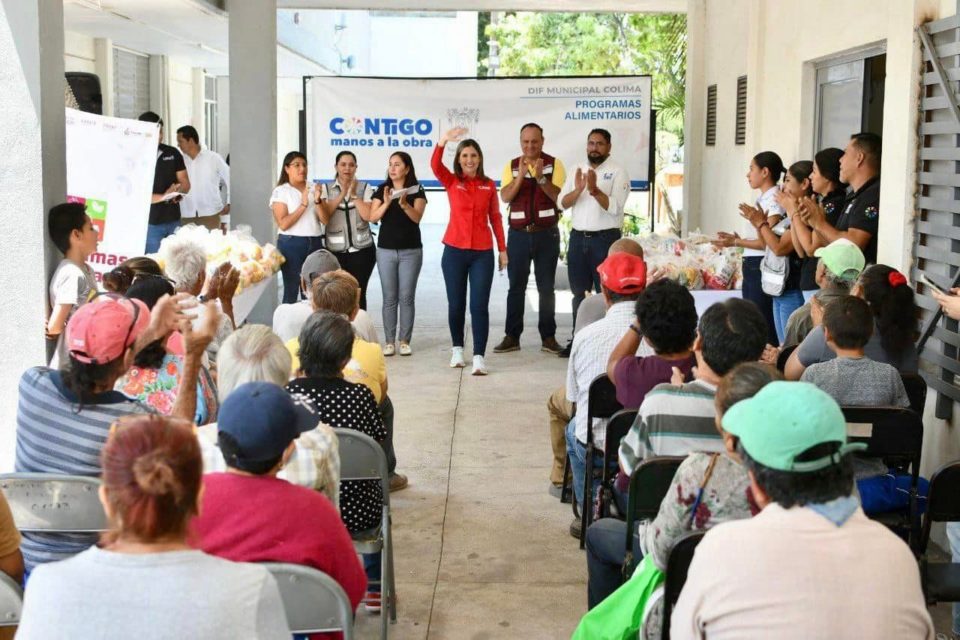 Margarita Moreno entrega alimentos a personas vulnerables