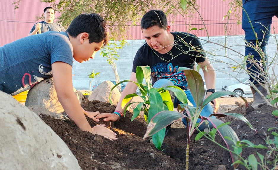 Vladimir Parra y vecinos de Villas San José II rescatan espacio público | El Noticiero de Manzanillo