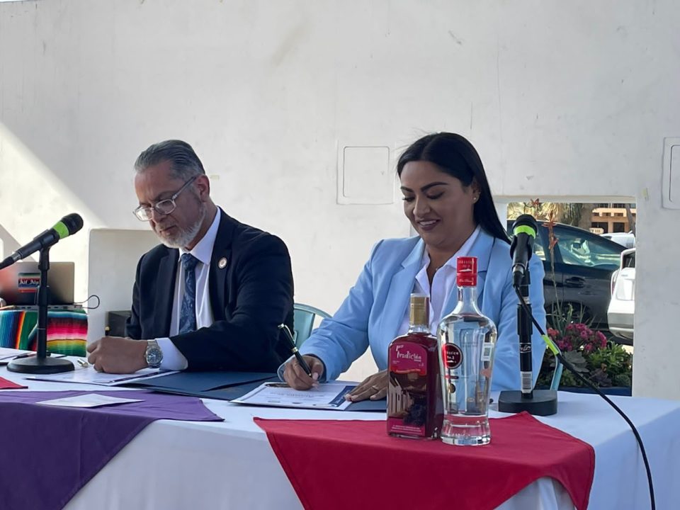 Firma Gaby Mejía acuerdo de hermanamiento con Riverside | El Noticiero de Manzanillo