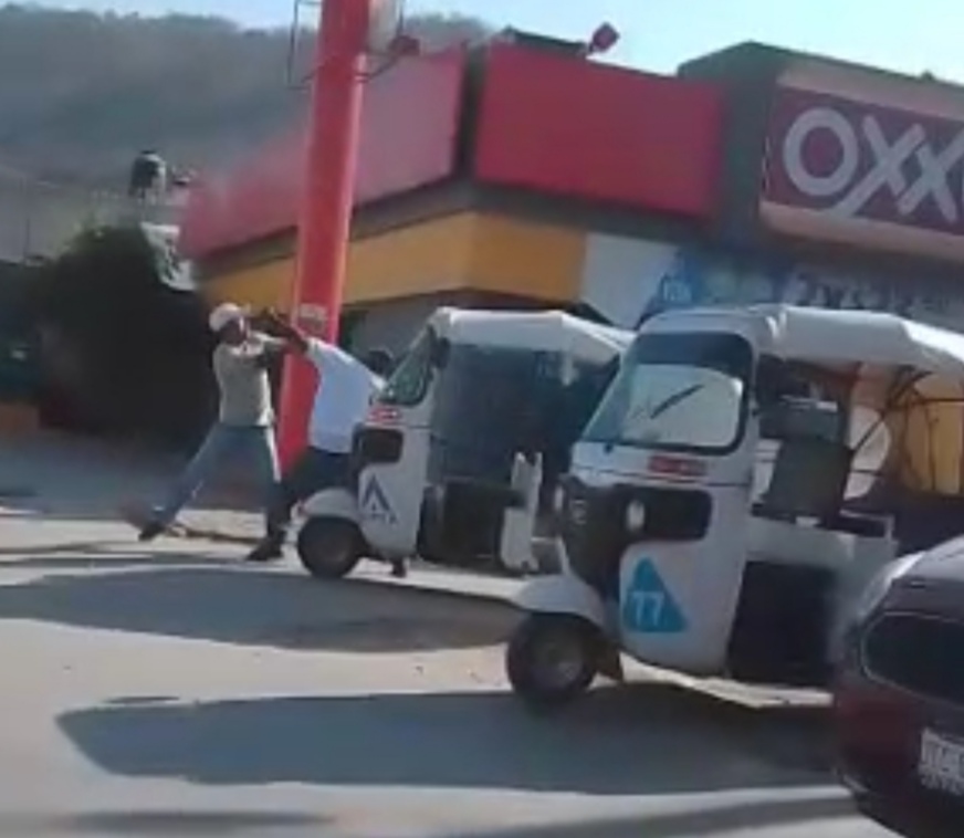 Se agarran a golpes mototaxistas | El Noticiero de Manzanillo