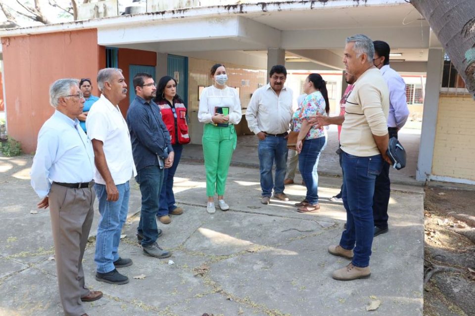 Secretario de Educación supervisa mejoramiento de planteles dañados por el sismo, en Manzanillo