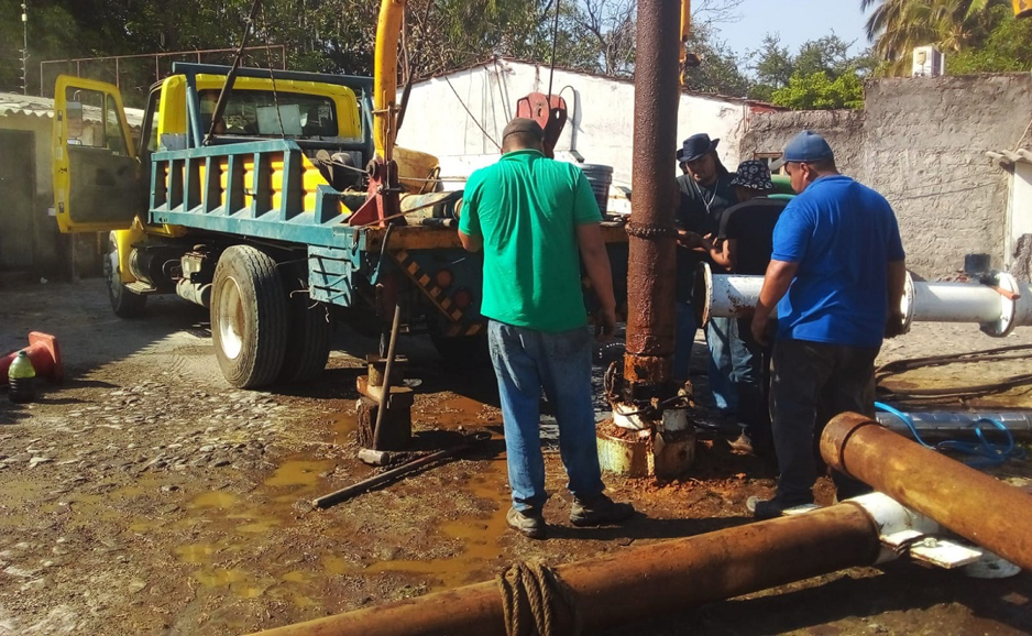Ciapacov sustituye bomba que suministra agua en colonia Corregidora | El Noticiero de Manzanillo
