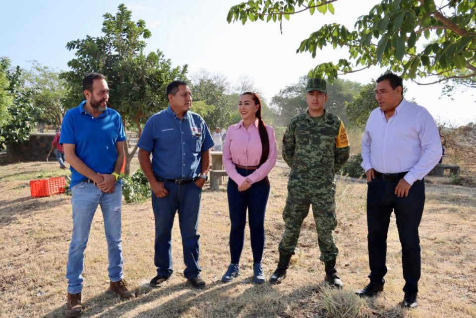 Encabeza Tey Gutiérrez brigada de limpieza en La Comarca | El Noticiero de Manzanillo