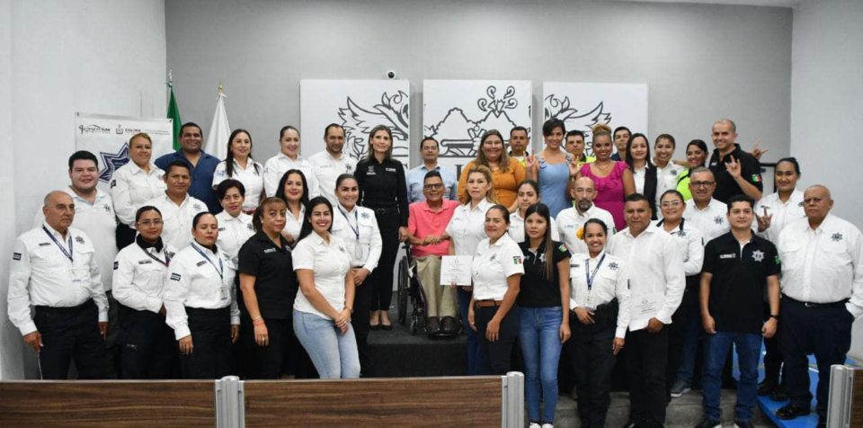 Capacitan a personal administrativo y operativo de la Policía Municipal de Colima en lengua de señas | El Noticiero de Manzanillo