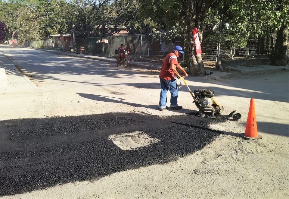 Con obras de bacheo rehabilita Ayuntamiento de Manzanillo vialidades